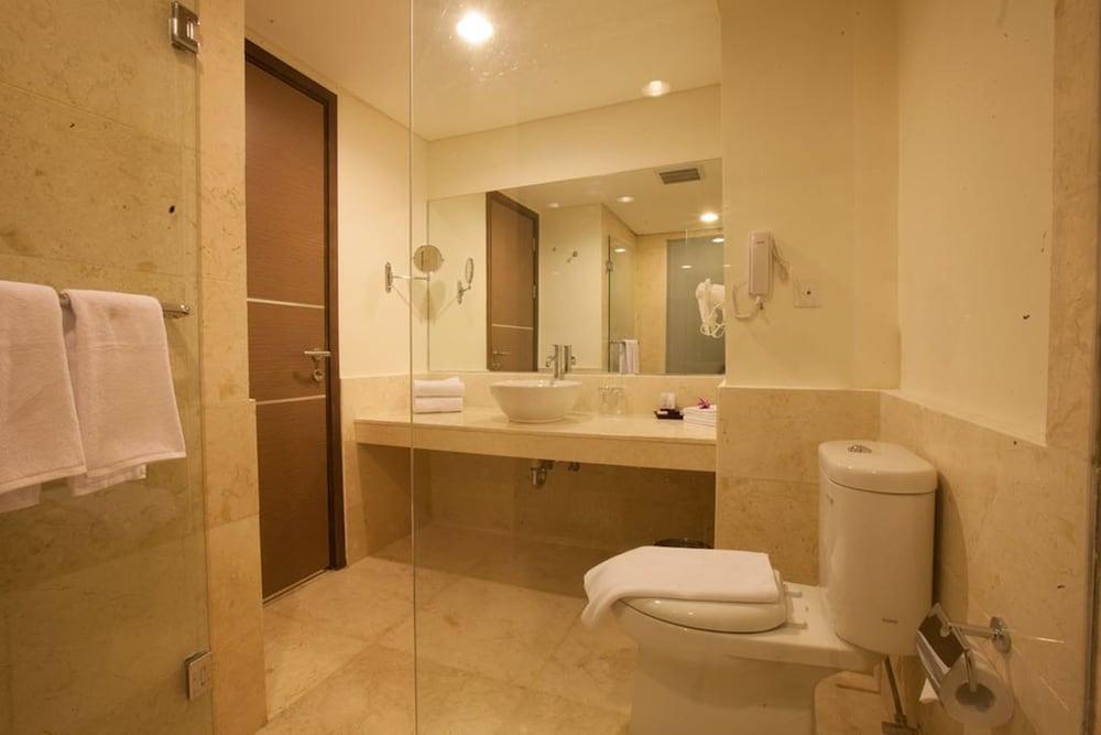 Claro Hotel Kendari Exterior photo