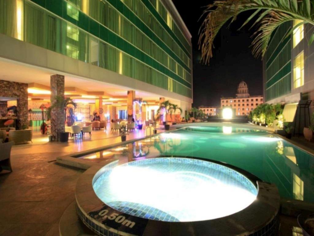 Claro Hotel Kendari Exterior photo