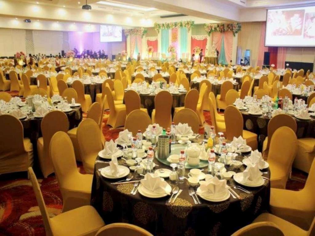 Claro Hotel Kendari Exterior photo